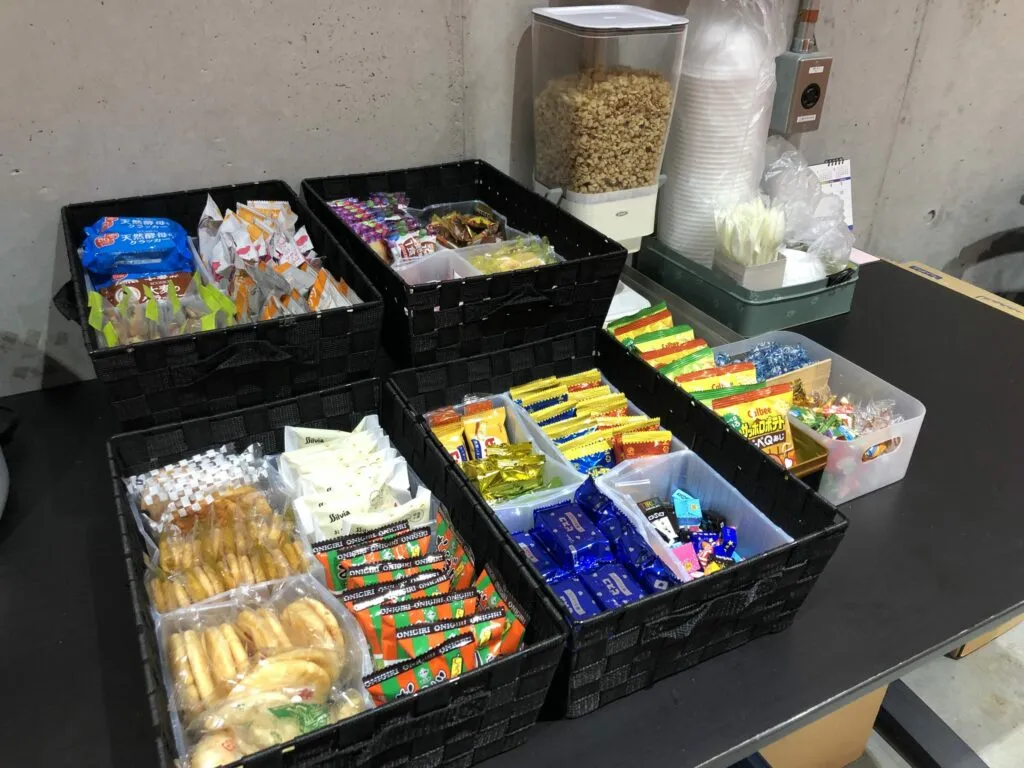 Mujinオフィスに配置された色々なメーカーの自動販売機。なんと、お金を入れずして、飲み物が出てきます！